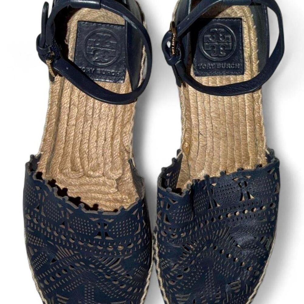 TORY BURCH CLARISSE FLAT LASER CUT ESPADRILLE SANDALS 7 blue